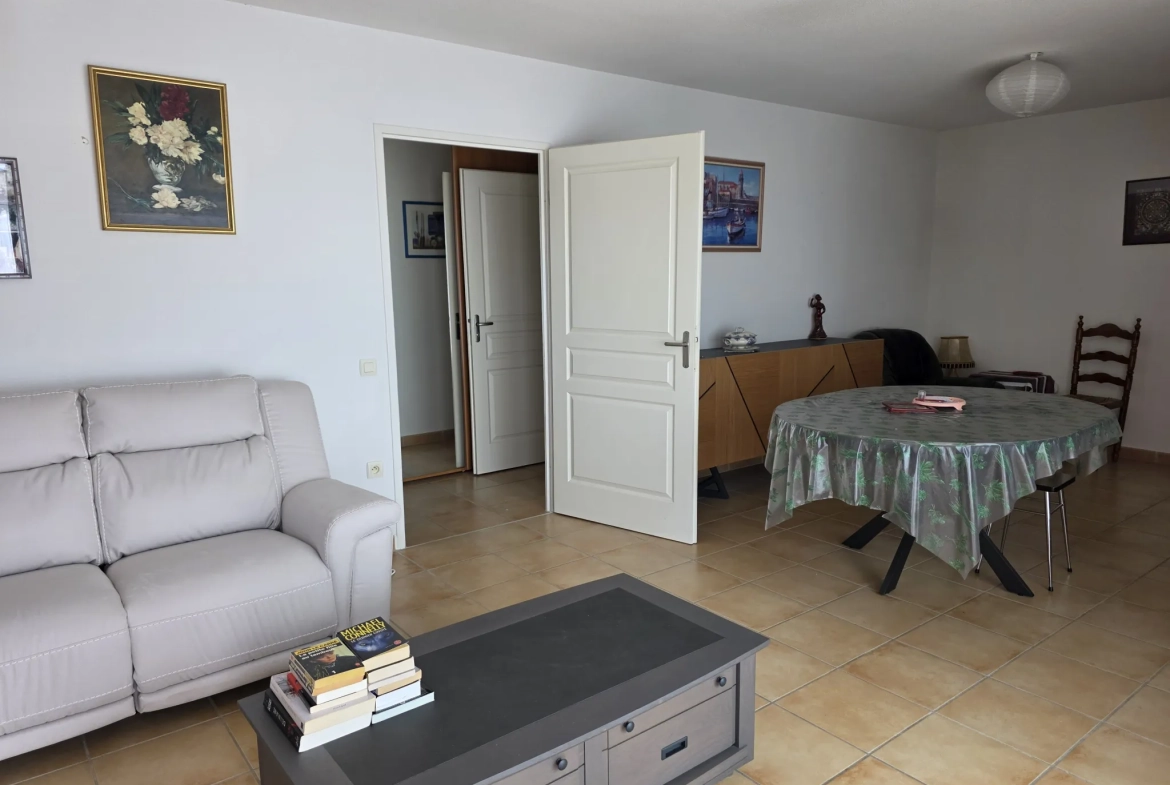 Appartement T3 sécurisé à Ruoms avec parking, piscine et activités pour retraités 