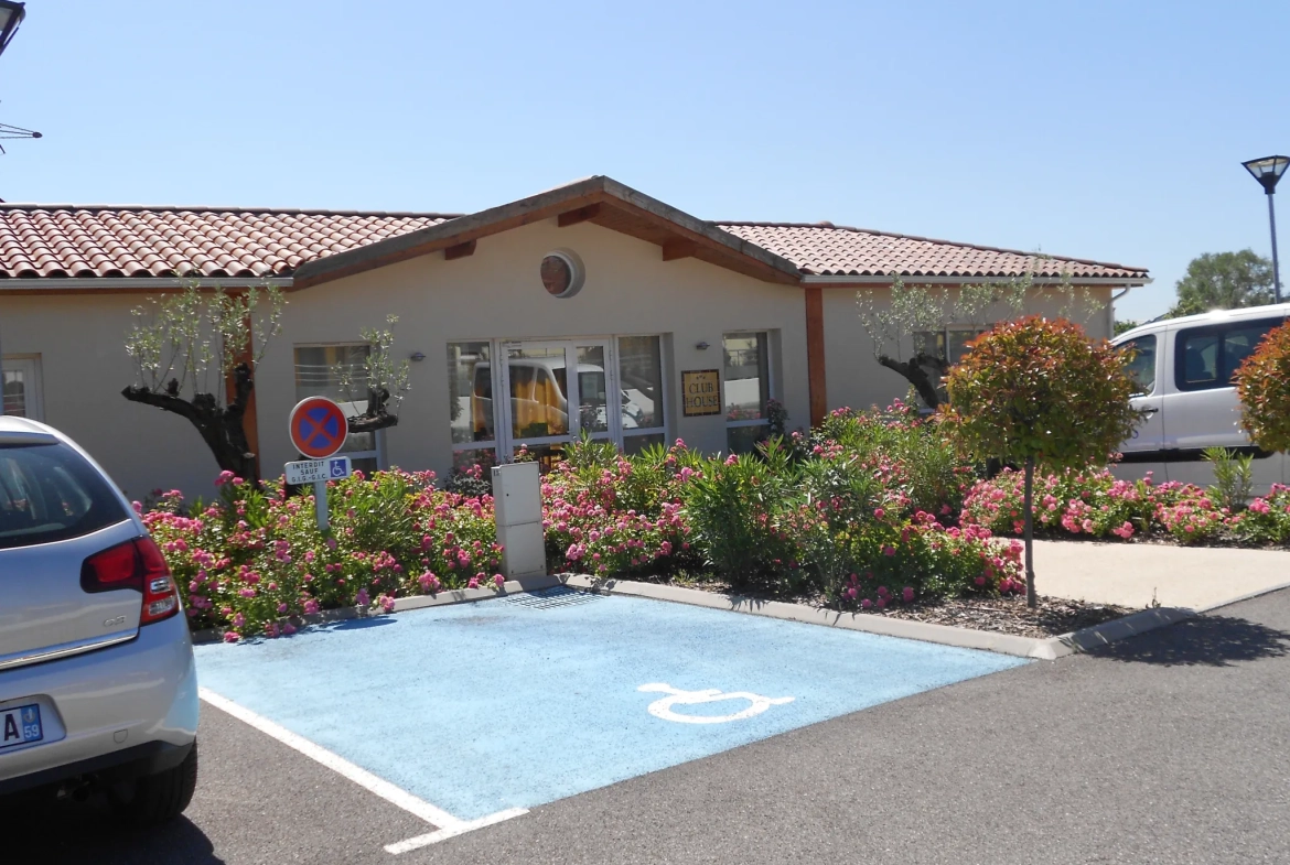 Appartement T3 sécurisé à Ruoms avec parking, piscine et activités pour retraités 