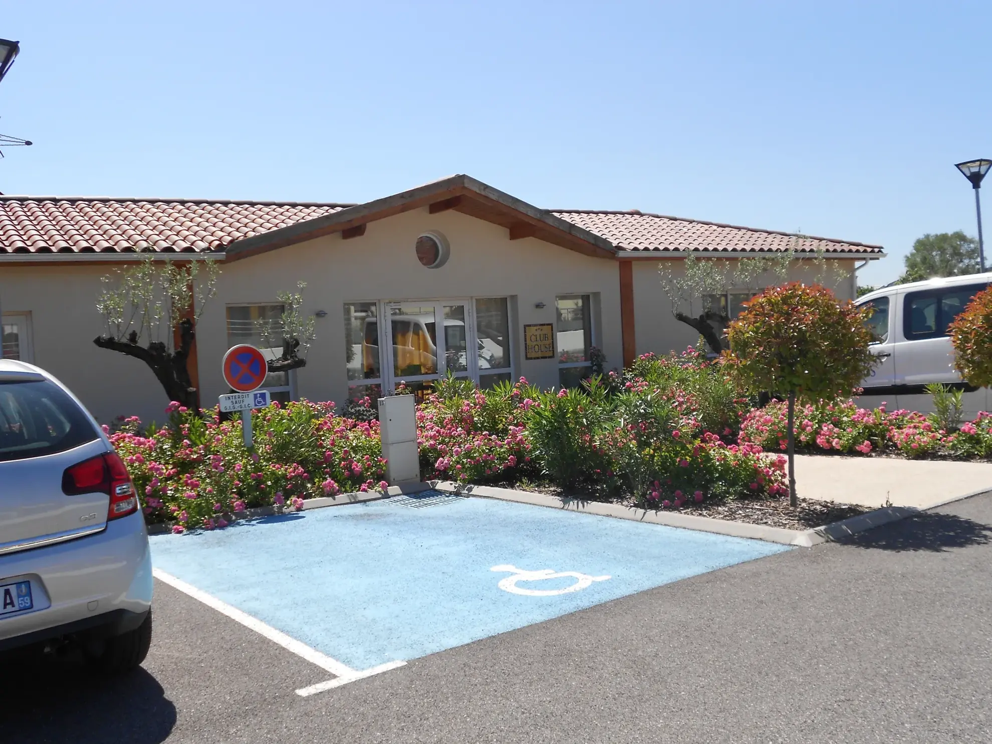 Appartement T3 sécurisé à Ruoms avec parking, piscine et activités pour retraités 