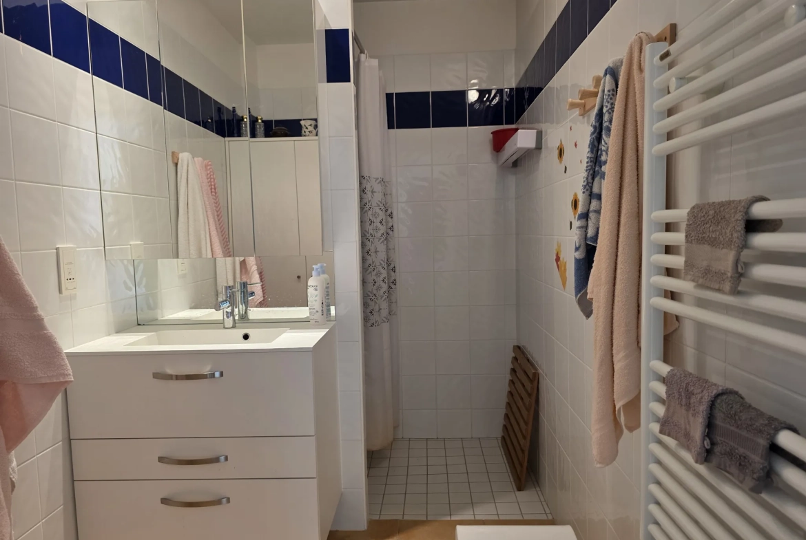 Appartement T3 sécurisé à Ruoms avec parking, piscine et activités pour retraités 