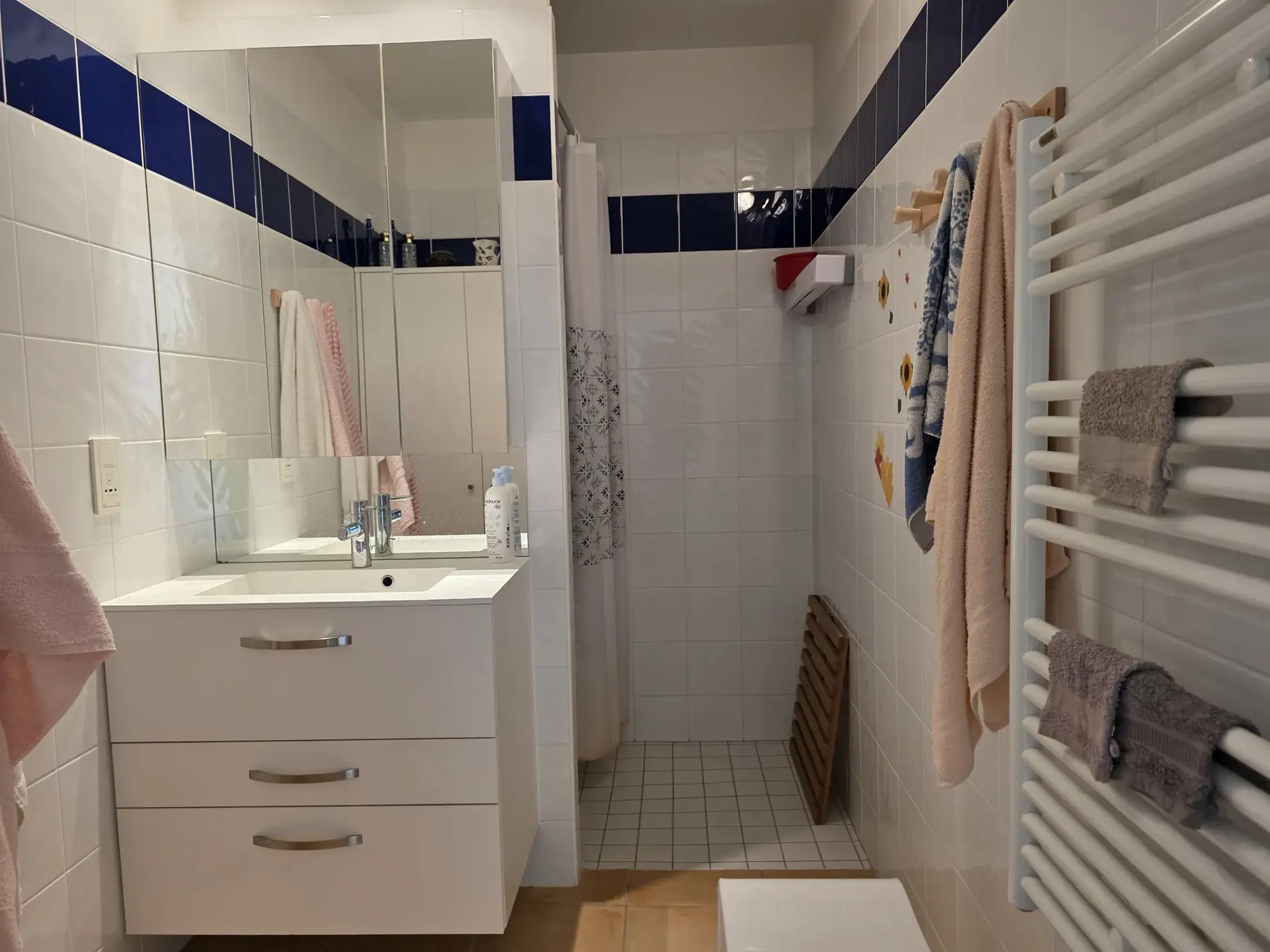 Appartement T3 sécurisé à Ruoms avec parking, piscine et activités pour retraités 