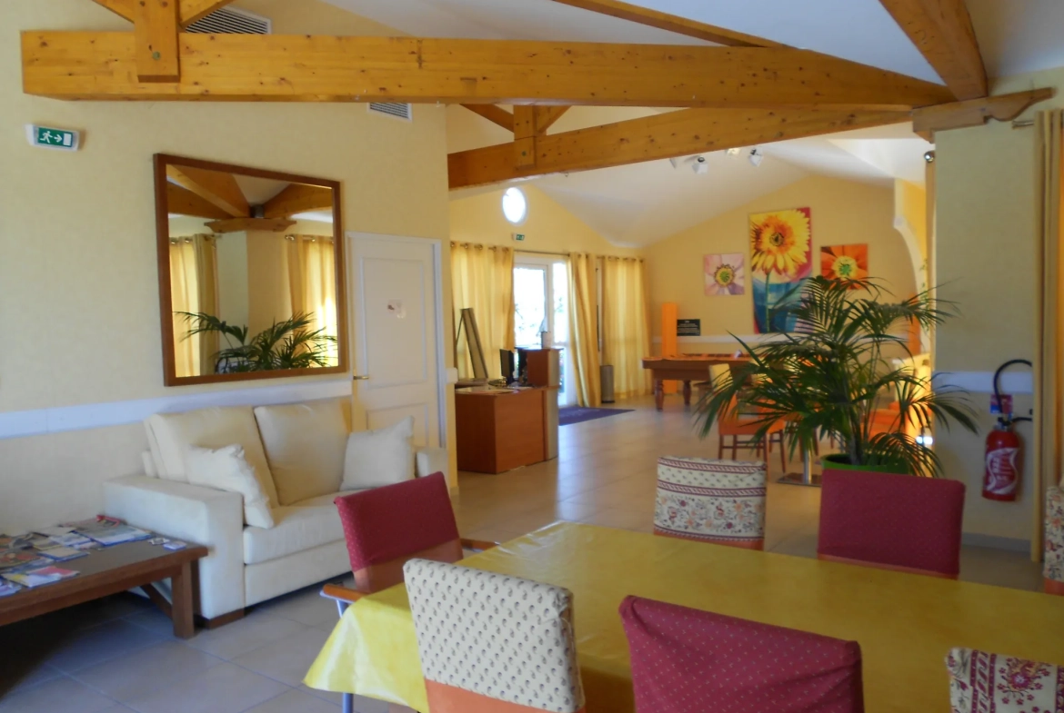 Appartement T3 sécurisé à Ruoms avec parking, piscine et activités pour retraités 
