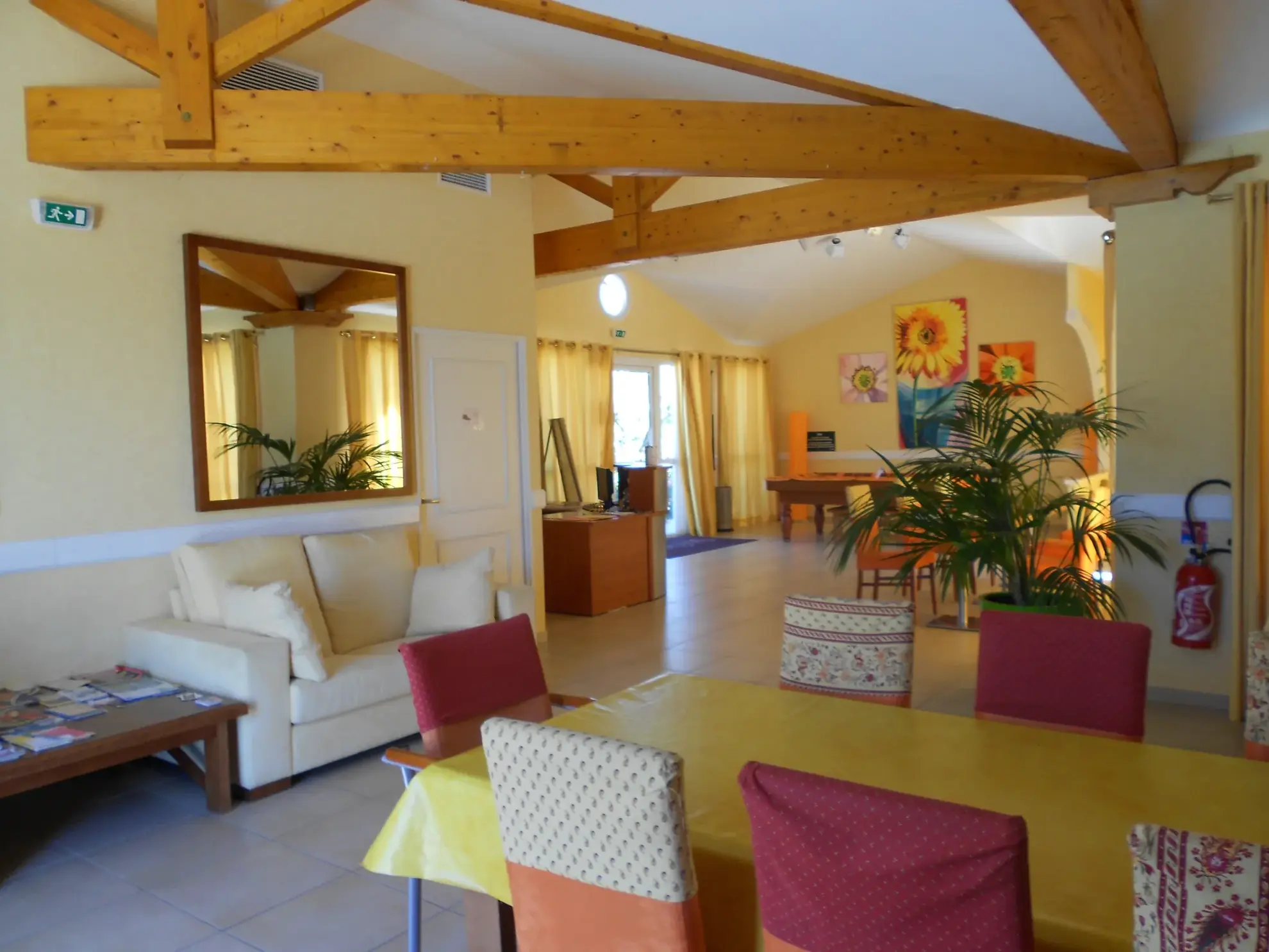 Appartement T3 sécurisé à Ruoms avec parking, piscine et activités pour retraités 