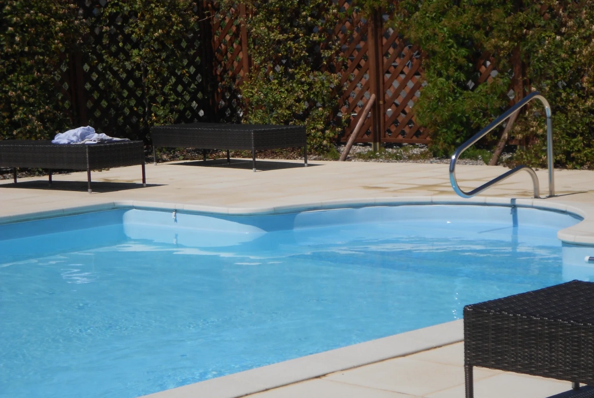 Appartement T3 sécurisé à Ruoms avec parking, piscine et activités pour retraités 