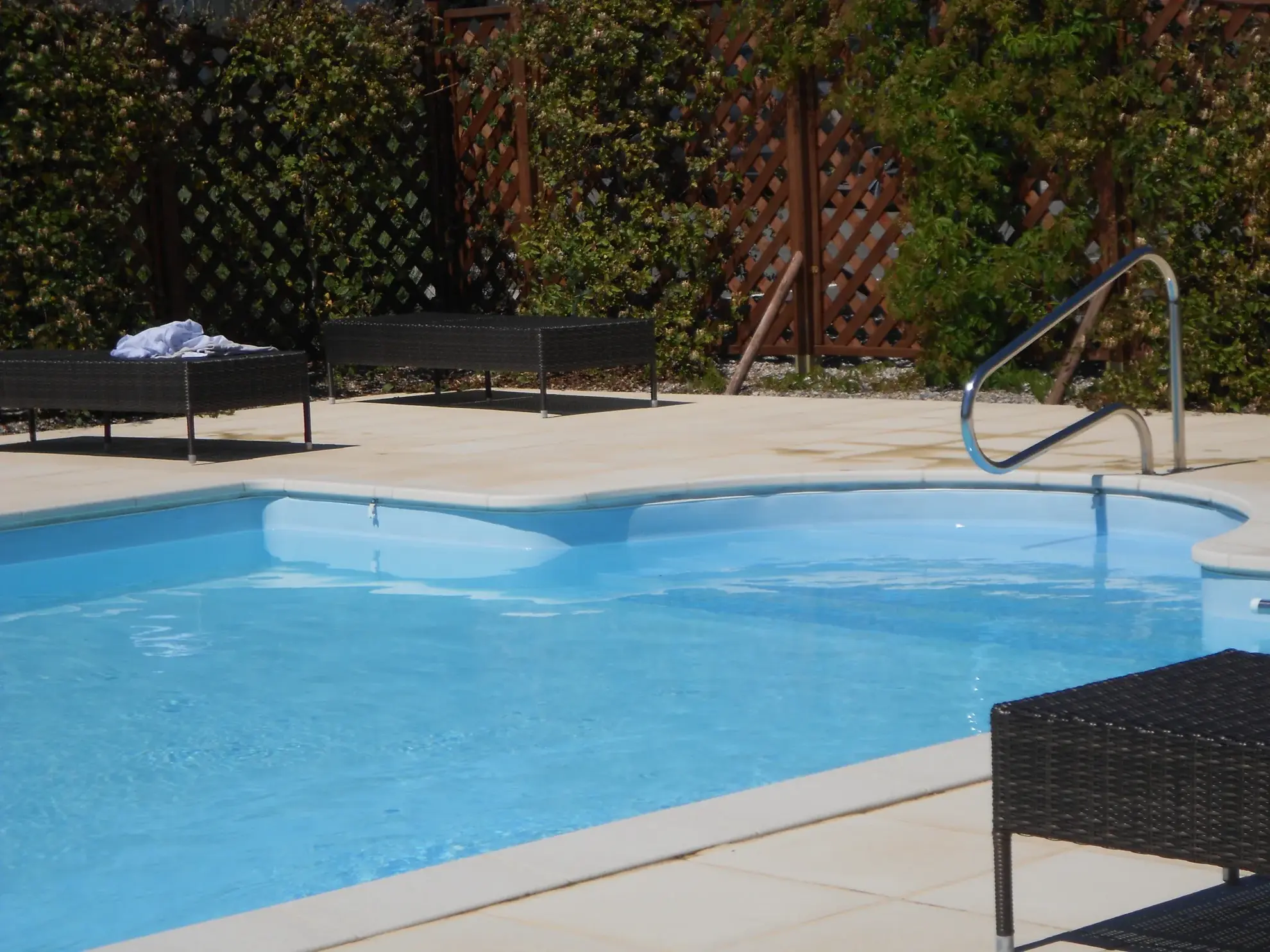 Appartement T3 sécurisé à Ruoms avec parking, piscine et activités pour retraités 