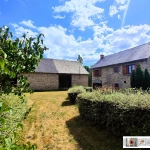 Maison en pierres avec grande grange et terrain à Charensat