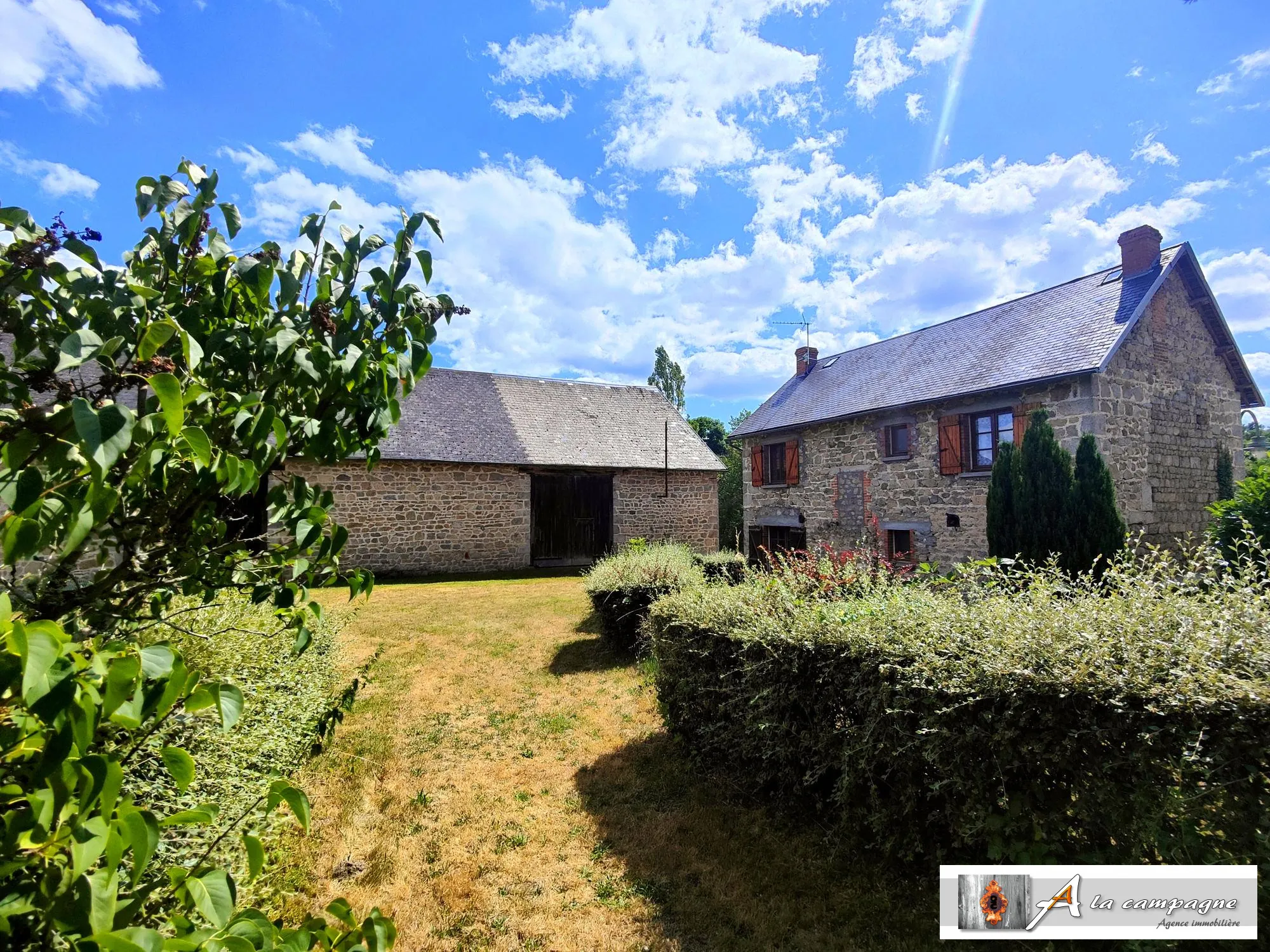 Maison en pierres avec grande grange et terrain à Charensat 