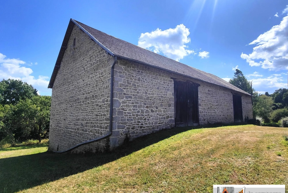 Maison en pierres avec grande grange et terrain à Charensat 