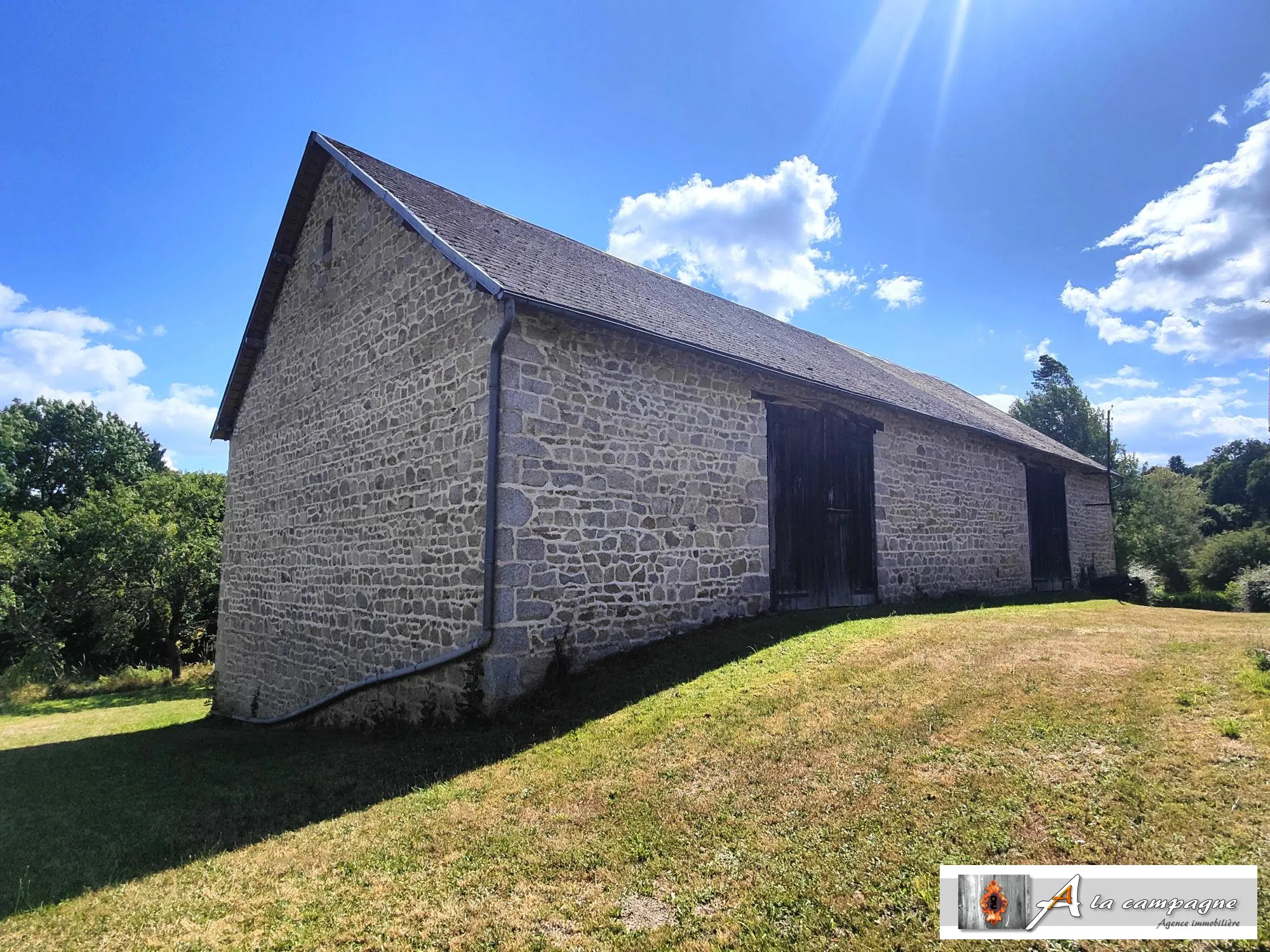 Maison en pierres avec grande grange et terrain à Charensat 