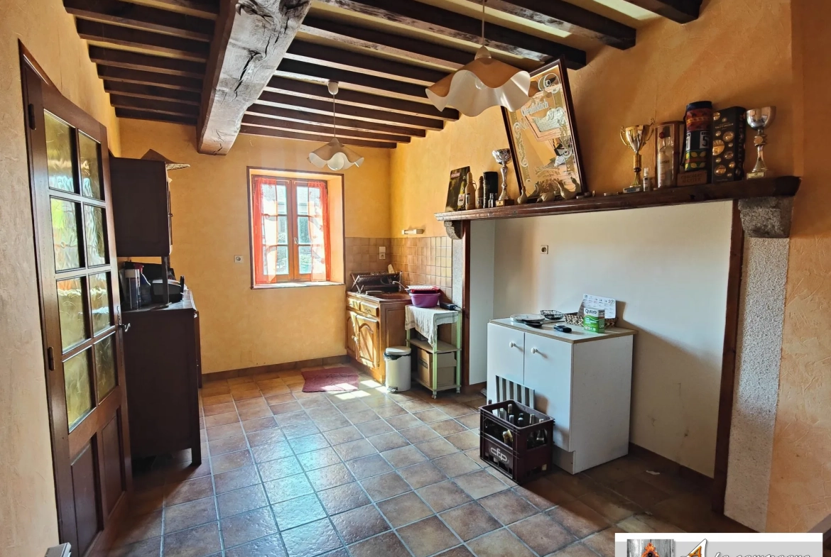 Maison en pierres avec grande grange et terrain à Charensat 