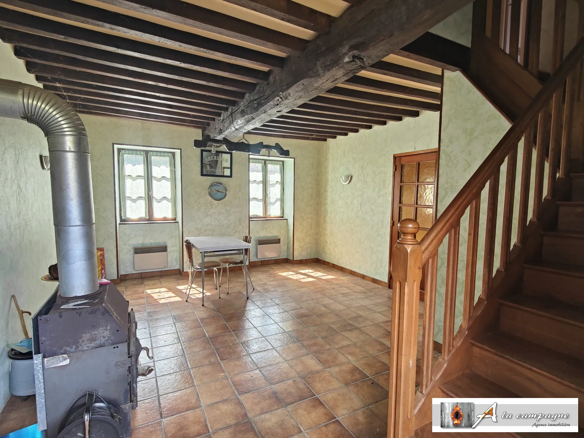 Maison en pierres avec grande grange et terrain à Charensat 