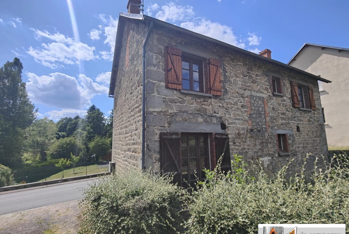 Maison en pierres avec grande grange et terrain à Charensat 