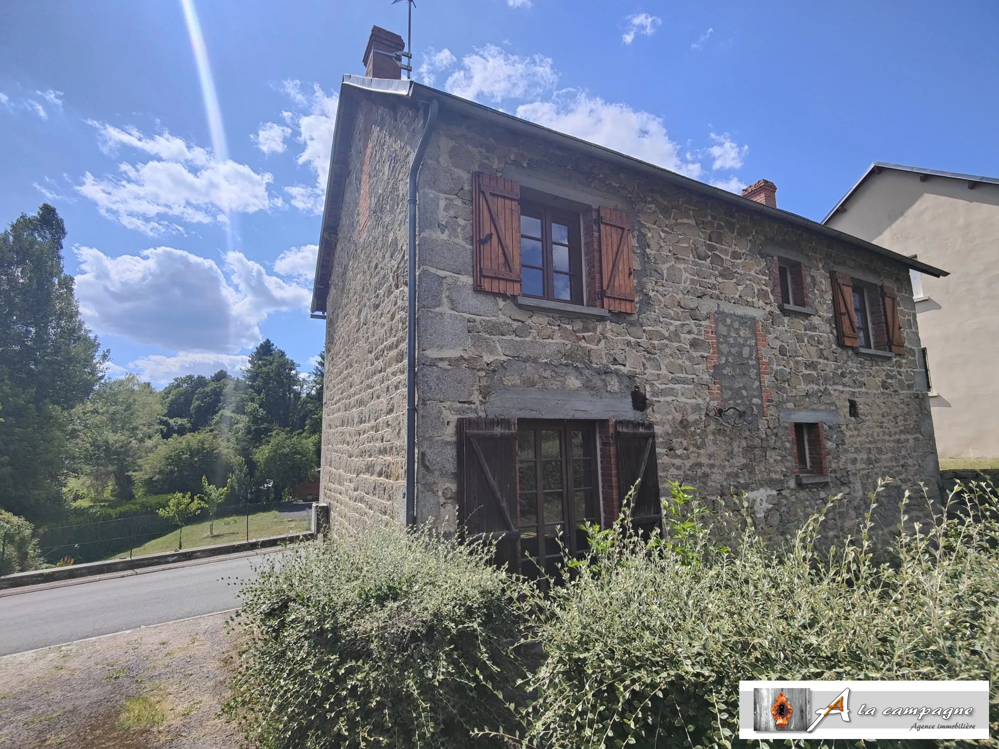 Maison en pierres avec grande grange et terrain à Charensat 