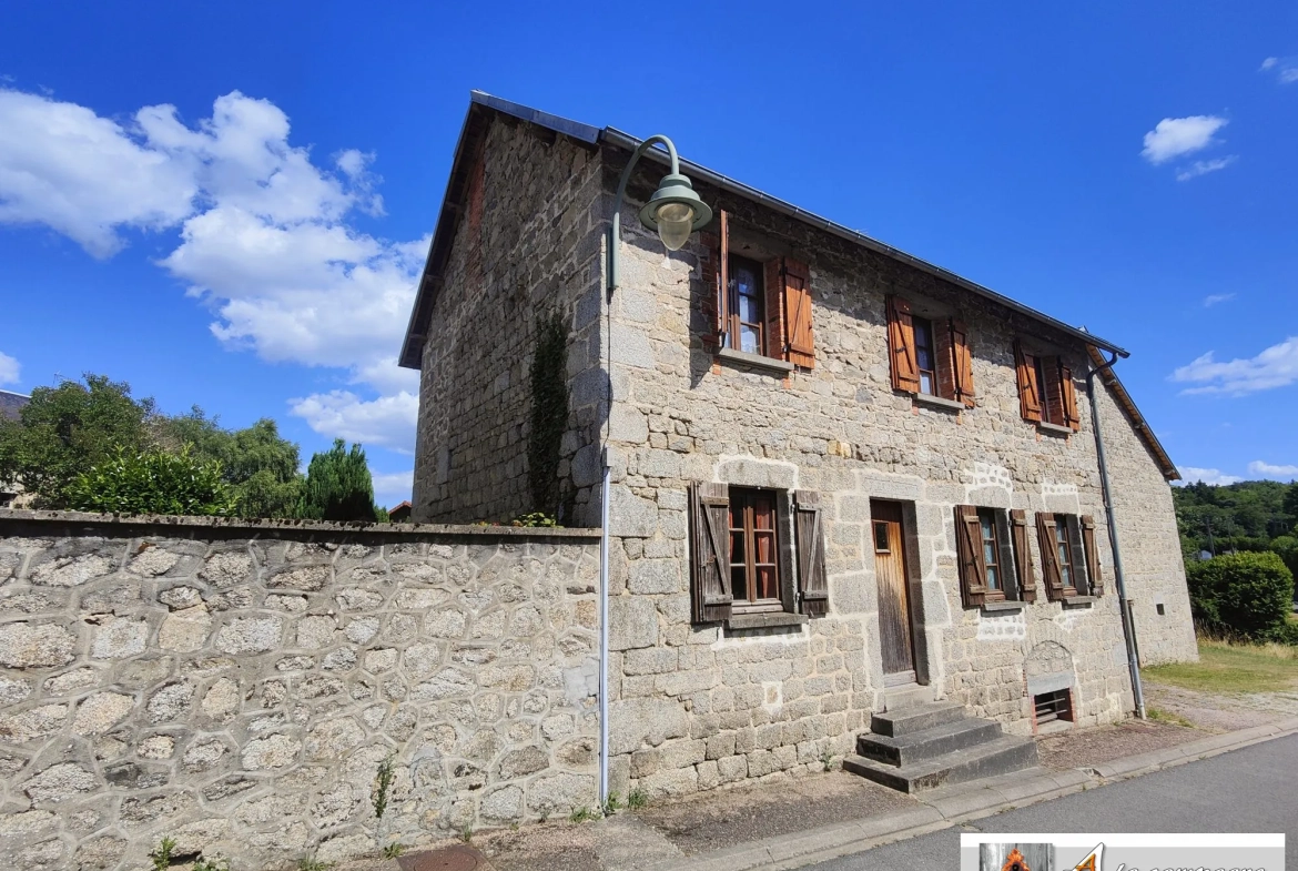 Maison en pierres avec grande grange et terrain à Charensat 