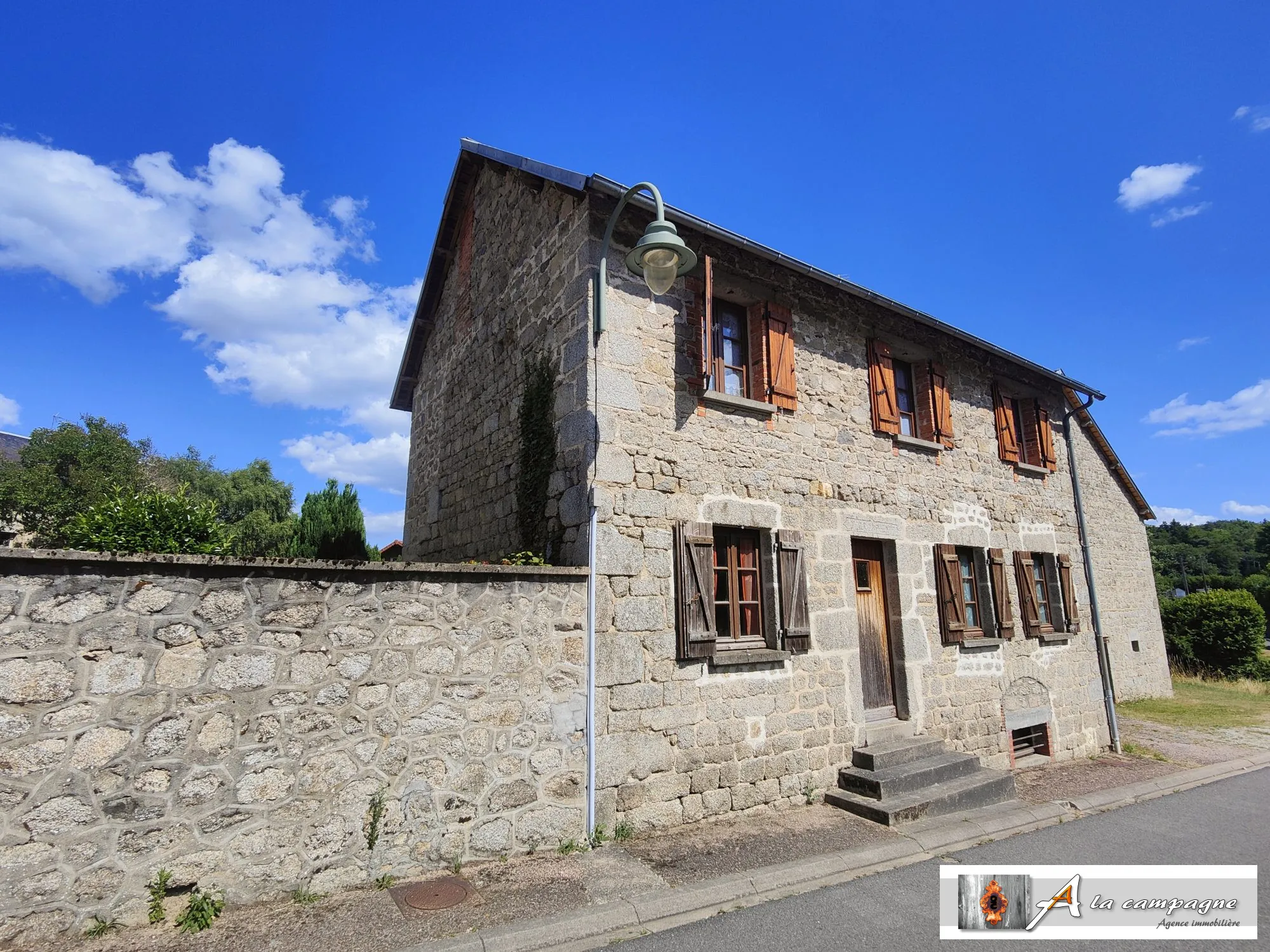 Maison en pierres avec grande grange et terrain à Charensat 