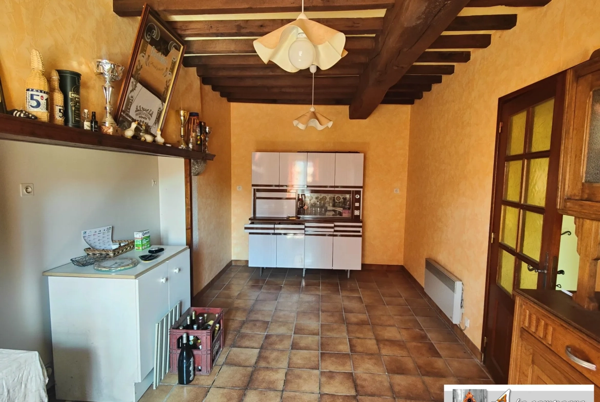 Maison en pierres avec grande grange et terrain à Charensat 