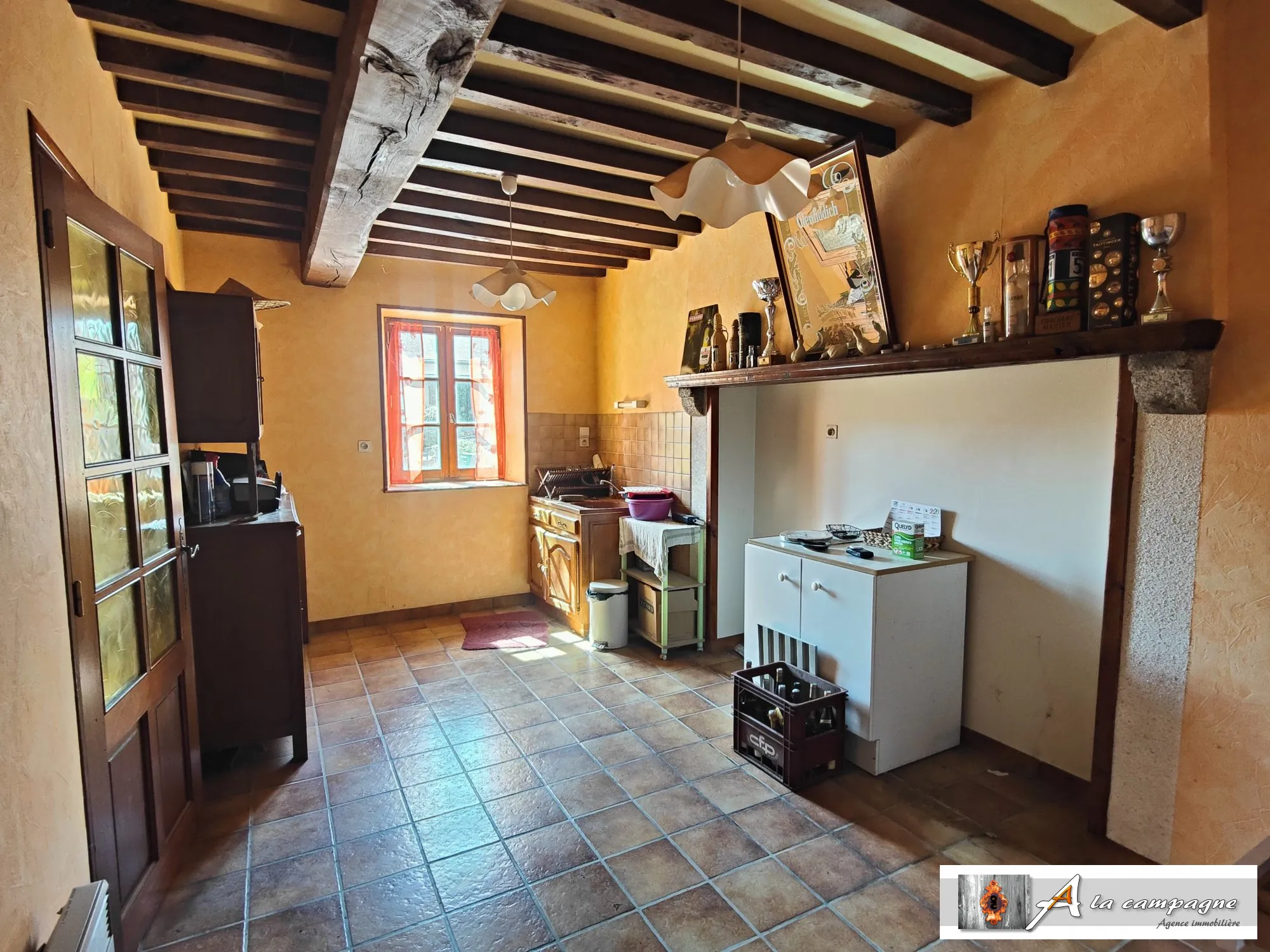 Maison en pierres avec grande grange et terrain à Charensat 