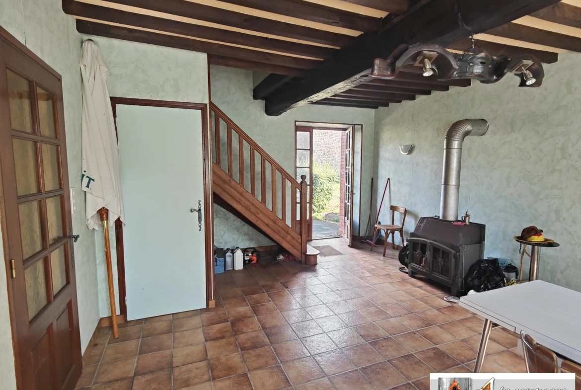 Maison en pierres avec grande grange et terrain à Charensat 