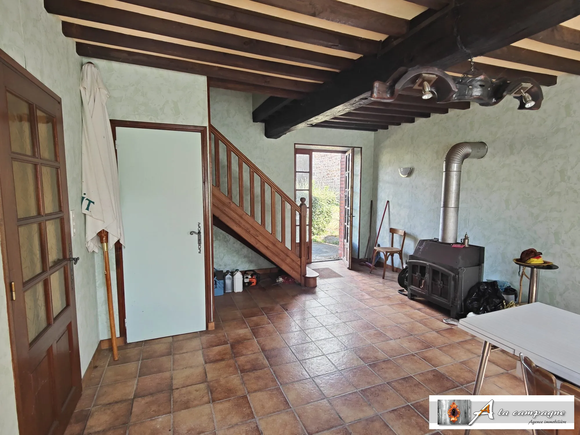 Maison en pierres avec grande grange et terrain à Charensat 