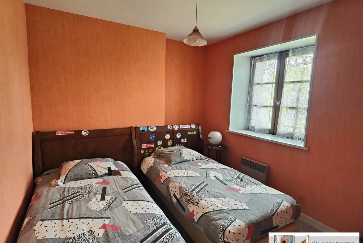 Maison en pierres avec grande grange et terrain à Charensat 