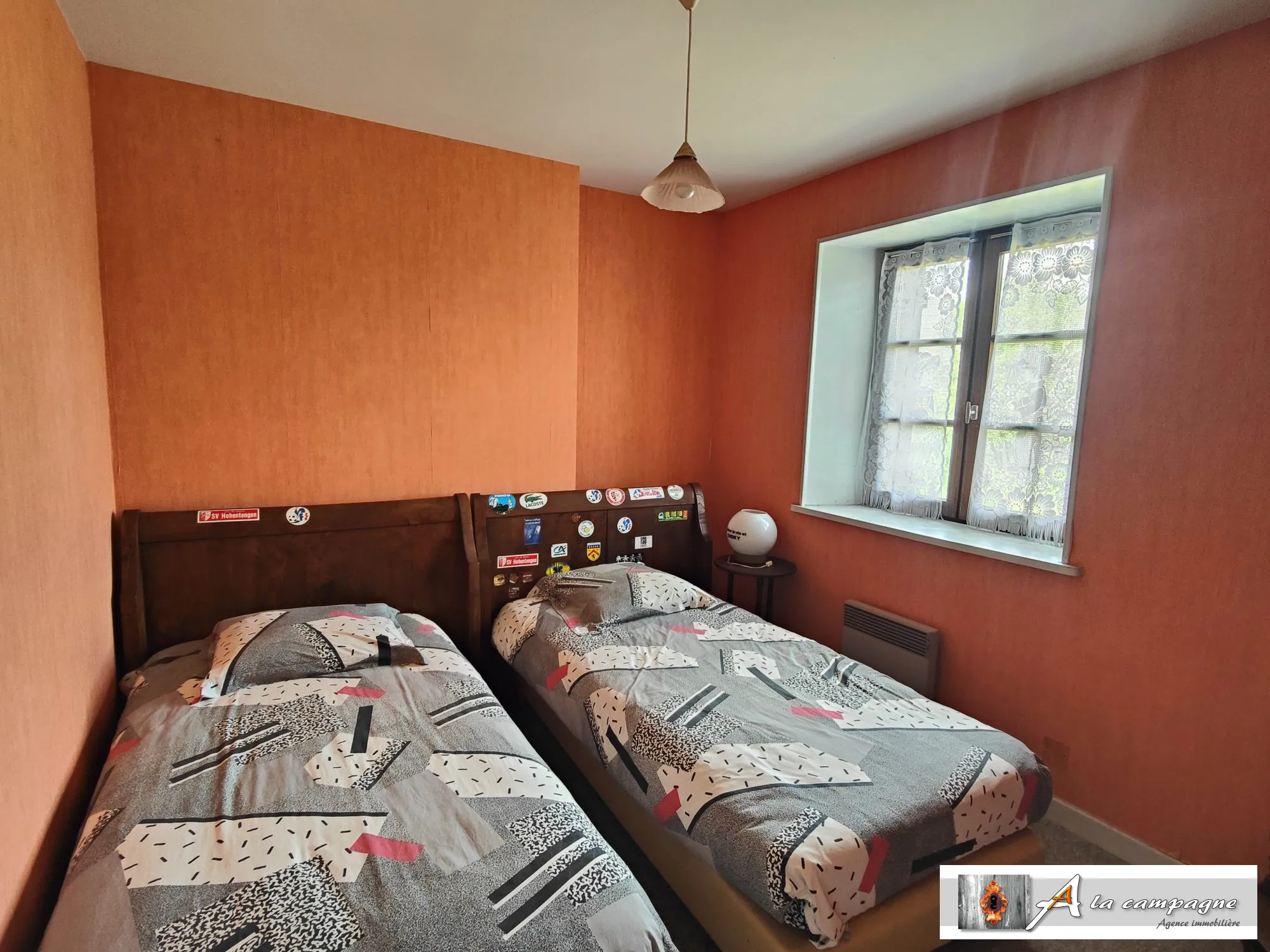 Maison en pierres avec grande grange et terrain à Charensat 