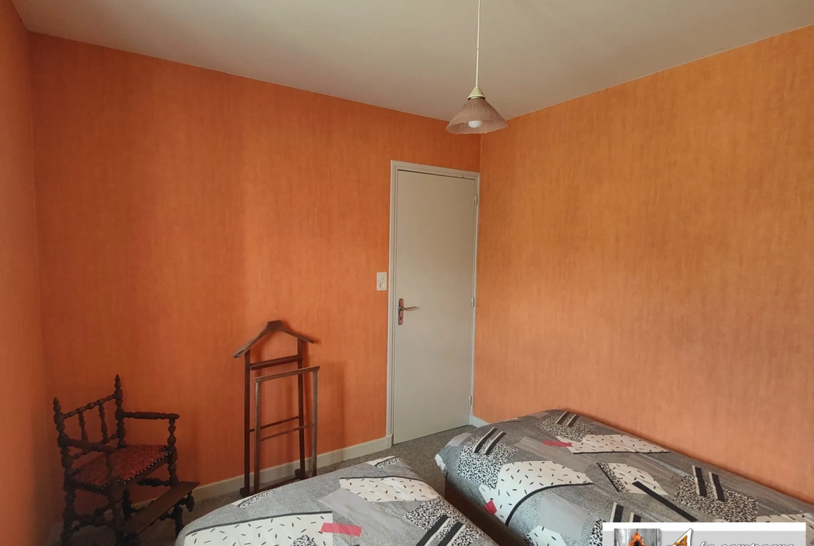 Maison en pierres avec grande grange et terrain à Charensat 
