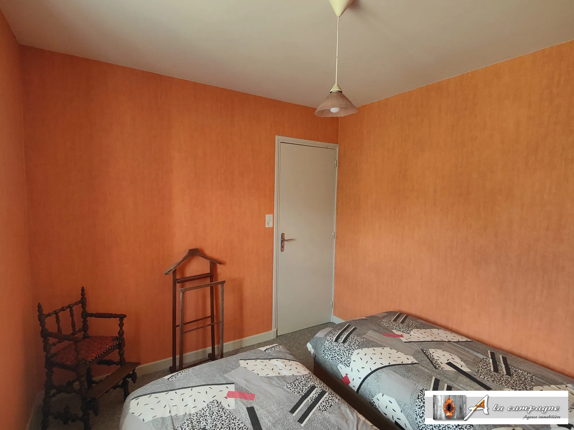 Maison en pierres avec grande grange et terrain à Charensat 