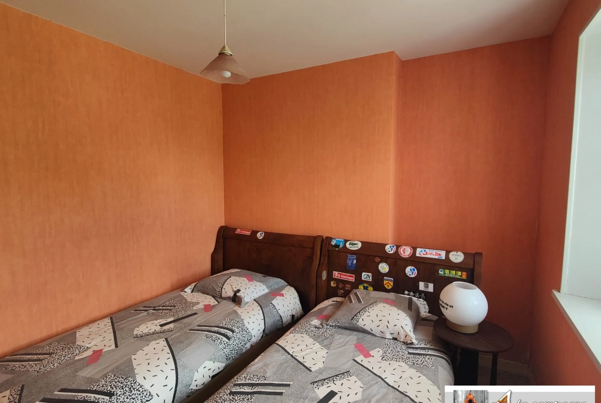 Maison en pierres avec grande grange et terrain à Charensat 