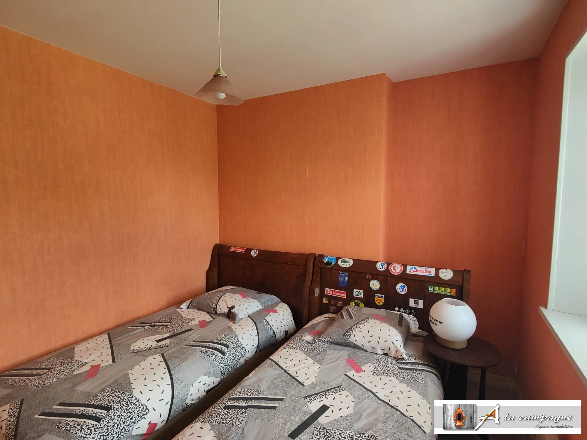 Maison en pierres avec grande grange et terrain à Charensat 