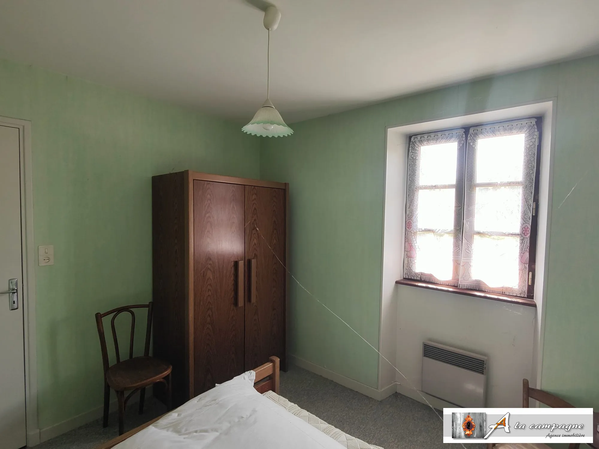 Maison en pierres avec grande grange et terrain à Charensat 