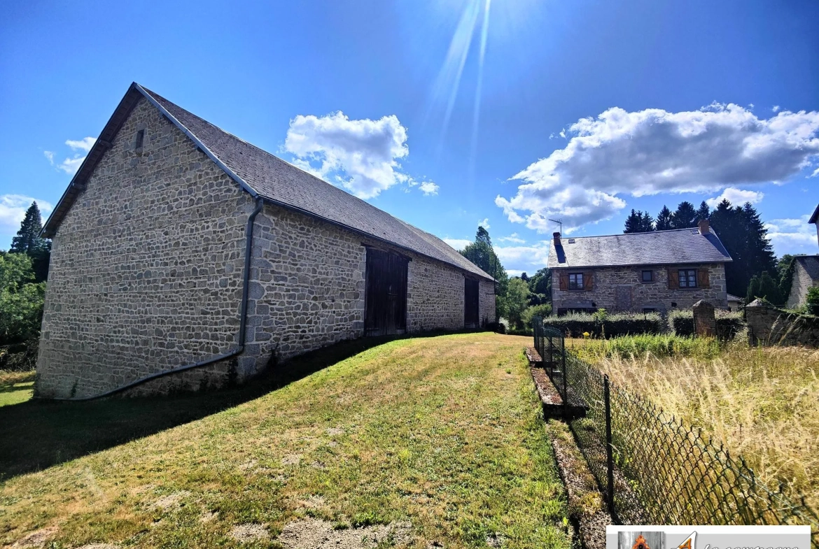 Maison en pierres avec grande grange et terrain à Charensat 