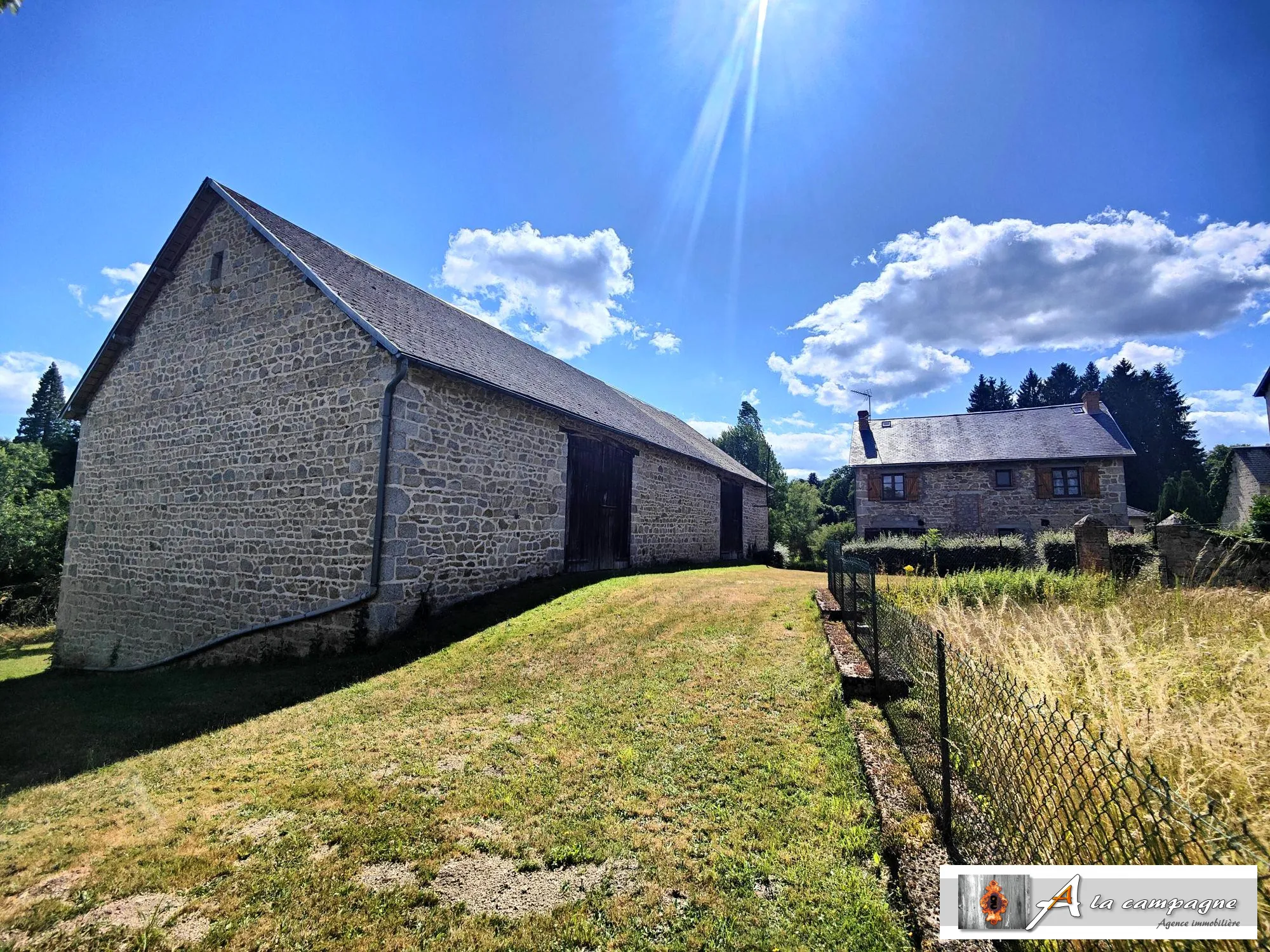 Maison en pierres avec grande grange et terrain à Charensat 