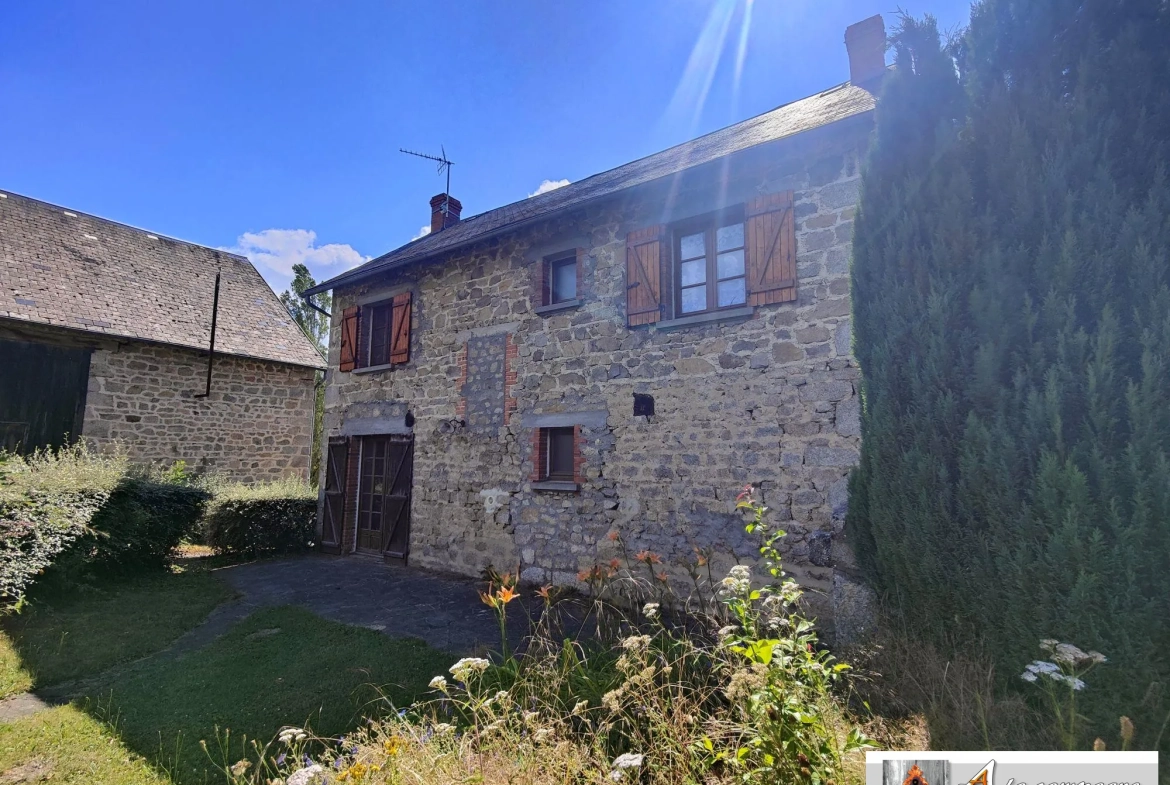 Maison en pierres avec grande grange et terrain à Charensat 