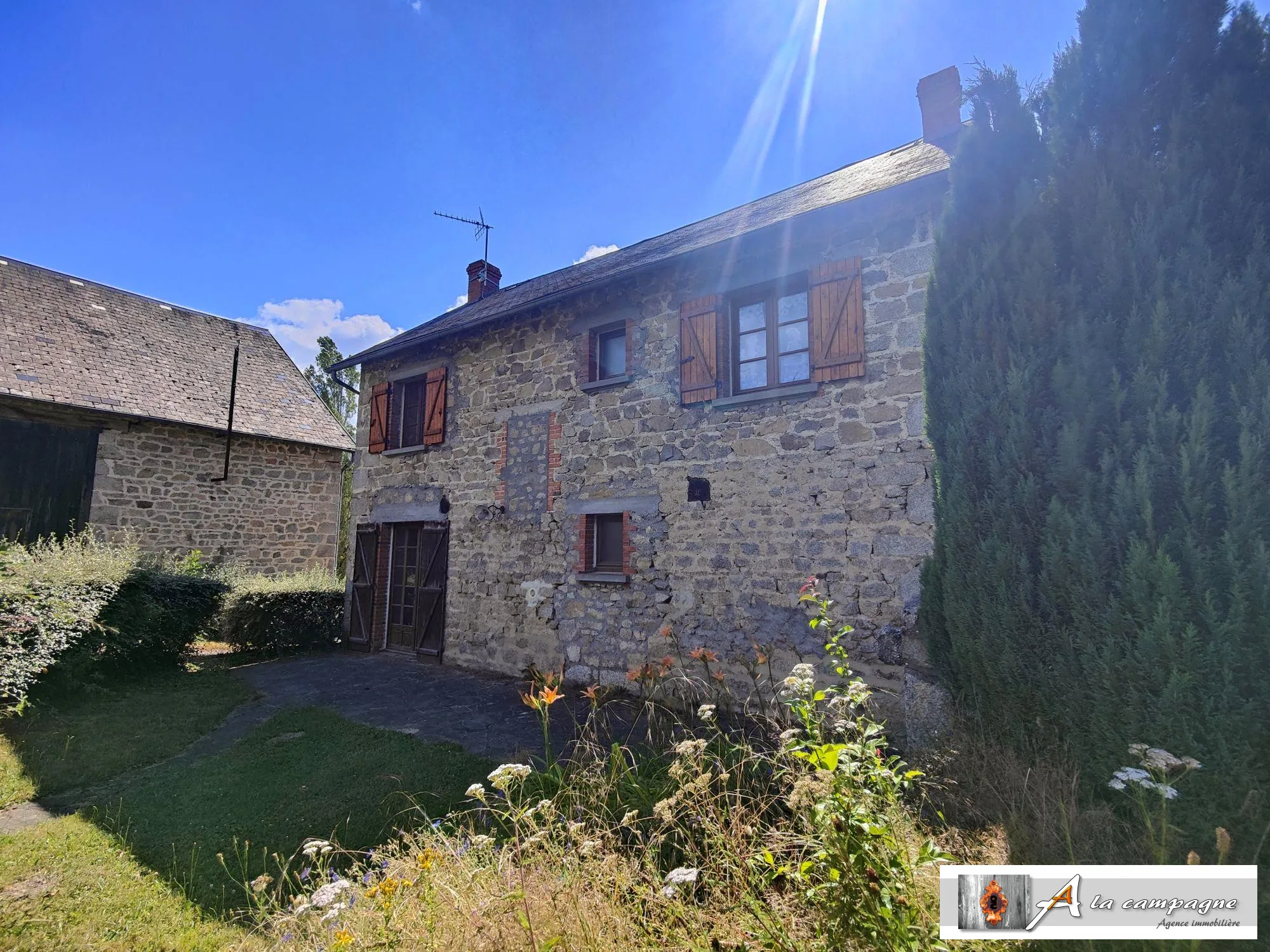 Maison en pierres avec grande grange et terrain à Charensat 