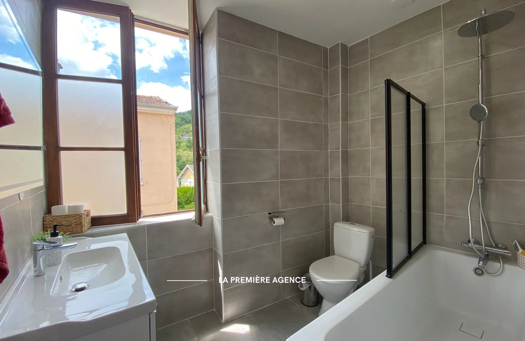 Maison de ville rénovée avec potentiel à Tarare - 3 à 4 chambres 