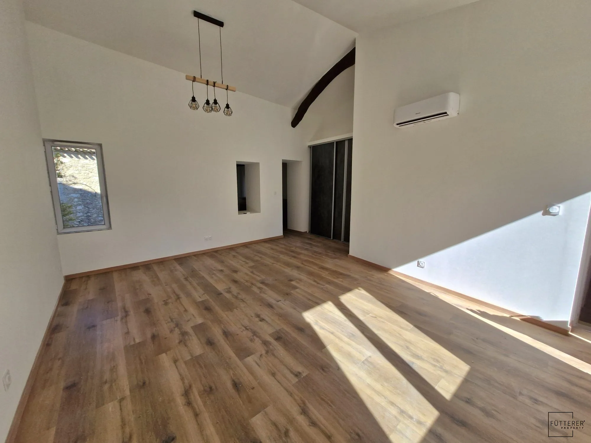 Maison mitoyenne à vendre à Ouveillan – 103 m², 3 chambres, rénovée et moderne 