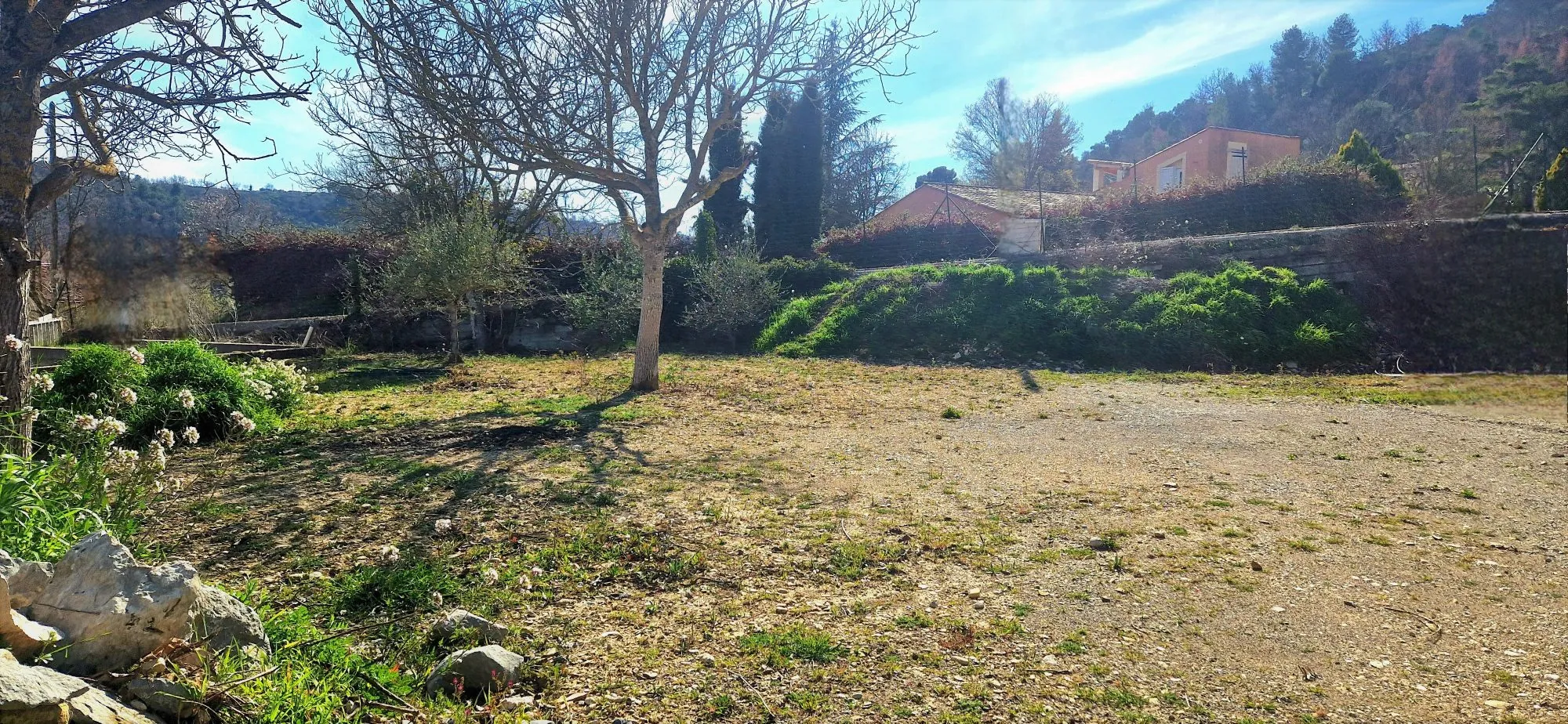 Terrain constructible viabilisé de 900 m² à Riez en vente 