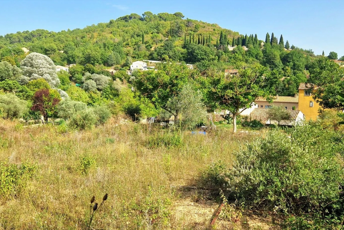 Terrain constructible viabilisé de 900 m² à Riez en vente 