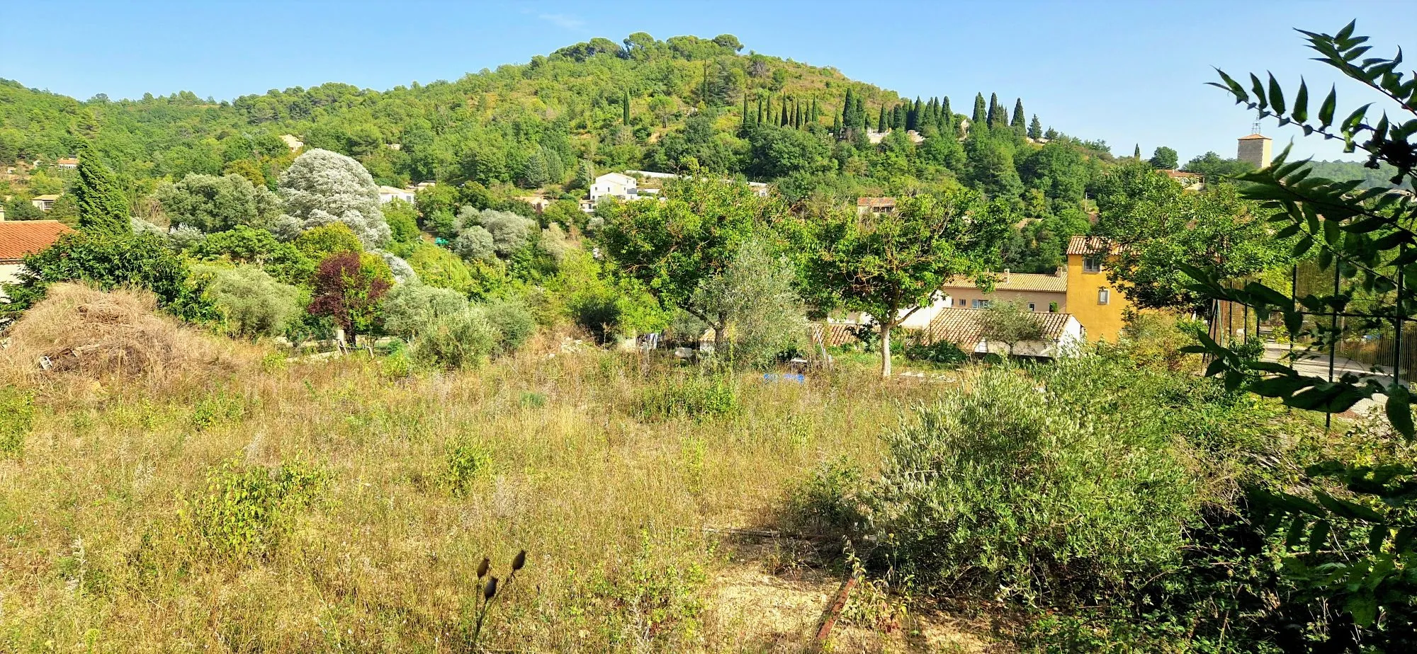 Terrain constructible viabilisé de 900 m² à Riez en vente 