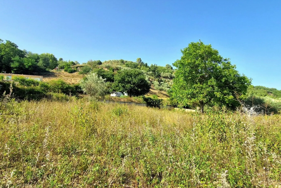 Terrain constructible viabilisé de 900 m² à Riez en vente 