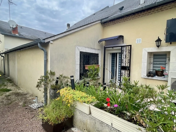 Maison de bourg à Bourges avec 3 chambres, terrasse et garage - Investissez dans une belle propriété