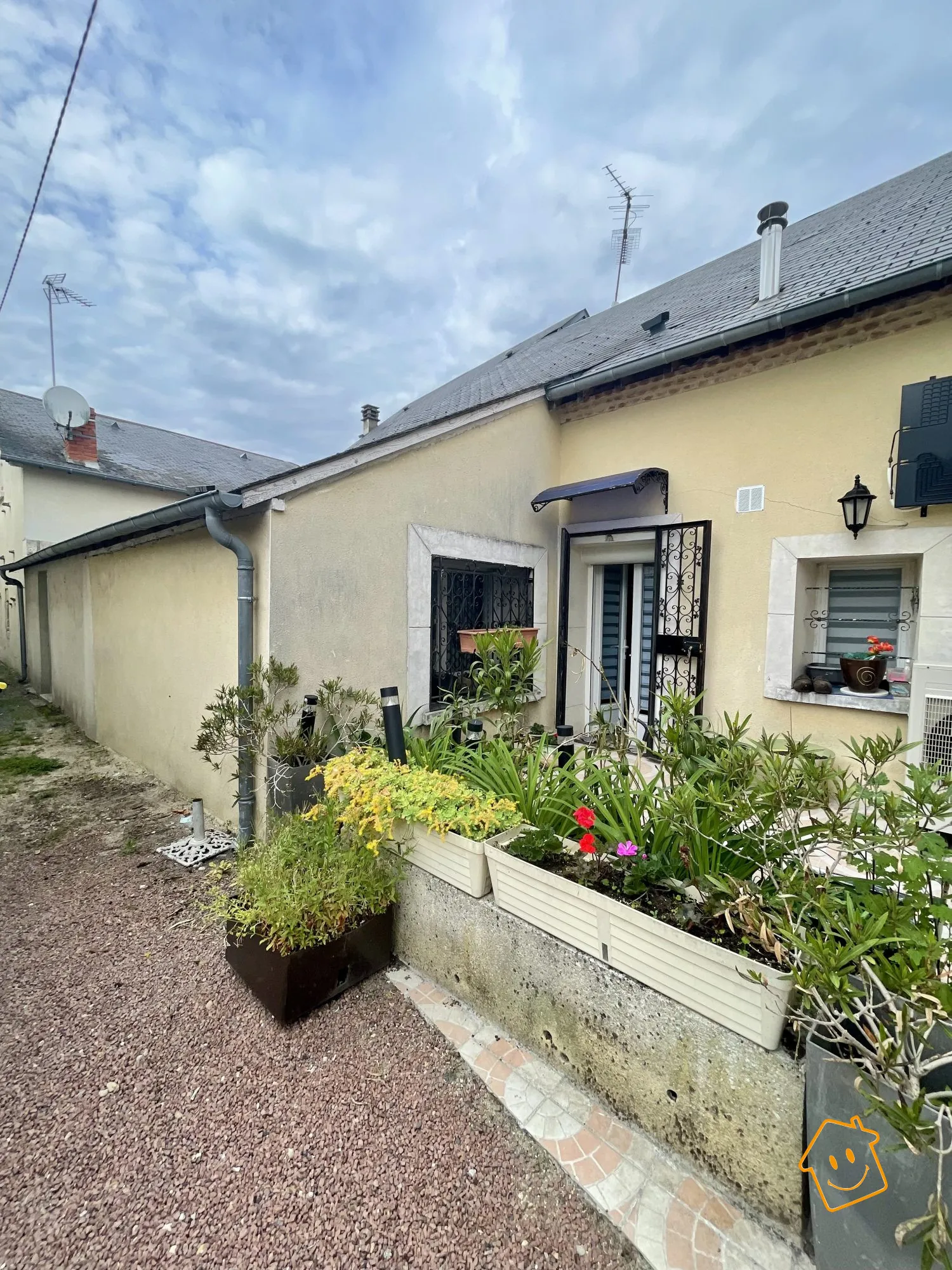 Maison de bourg à Bourges avec 3 chambres, terrasse et garage - Investissez dans une belle propriété 