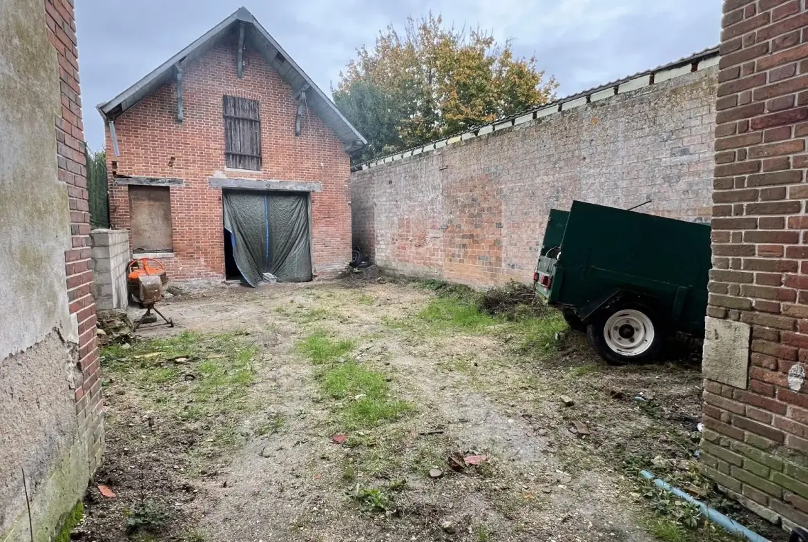 Maison ancienne divisée en 3 appartements avec jardin à Villemurlin 