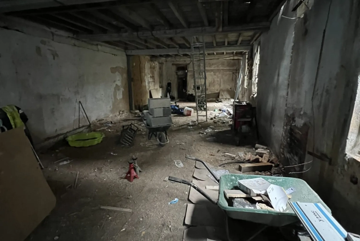 Maison ancienne divisée en 3 appartements avec jardin à Villemurlin 