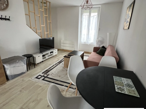 Maison ancienne divisée en 3 appartements avec jardin à Villemurlin