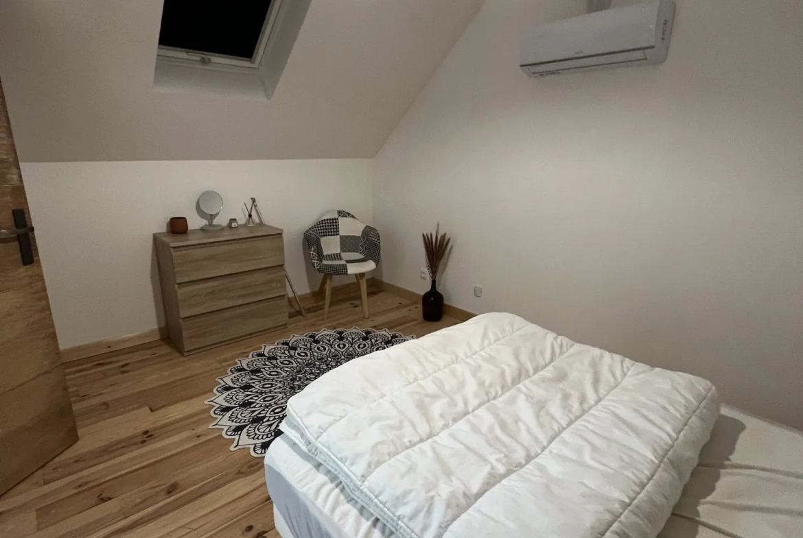 Maison ancienne divisée en 3 appartements avec jardin à Villemurlin 