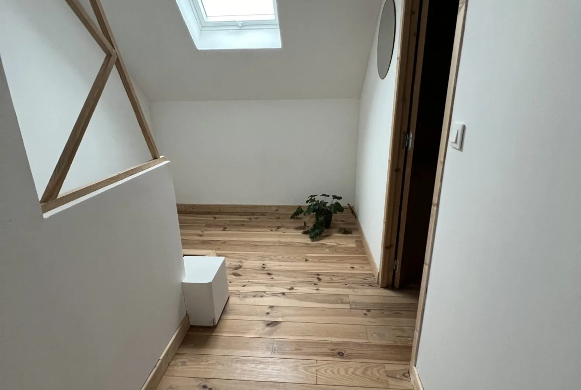 Maison ancienne divisée en 3 appartements avec jardin à Villemurlin 