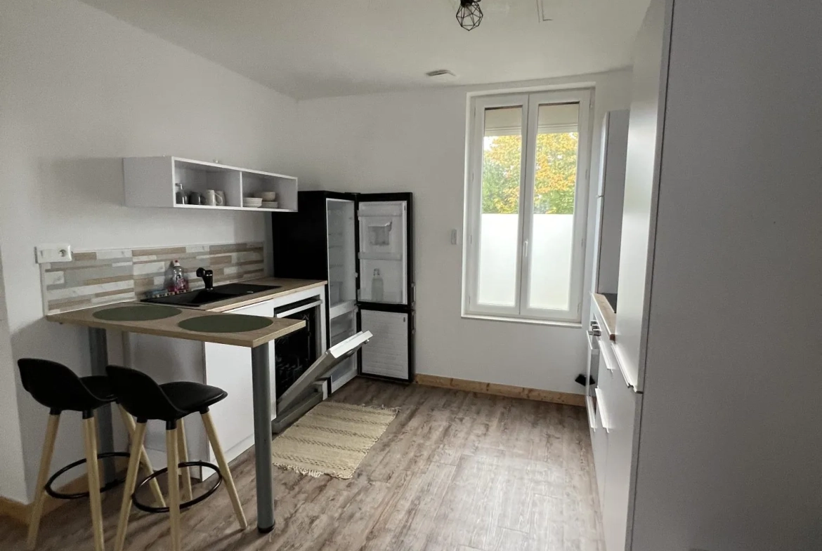 Maison ancienne divisée en 3 appartements avec jardin à Villemurlin 