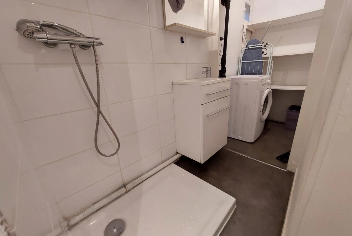 Studio de 30,2 m² à Chamalières avec cave et ascenseur, proximité transports et commerces 