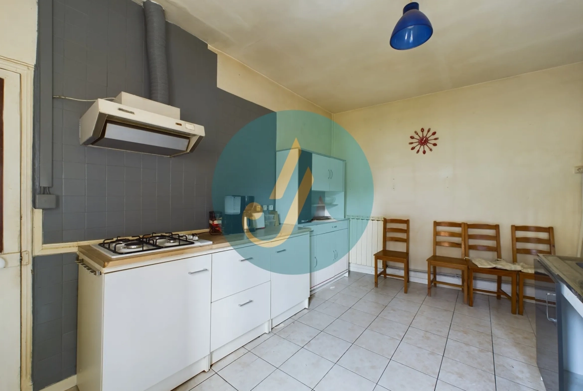 Maison de caractère avec 5 chambres et studio indépendant à Clamecy 
